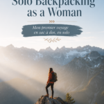 Femme préparant un sac à dos pour un voyage en solo