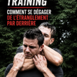 Femme pratiquant une technique de Krav Maga pour échapper à une prise arrière