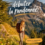 Groupe de femmes au sommet d'une randonnée, profitant d'une vue panoramique sur la nature.