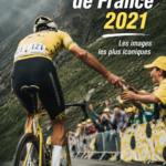 Des coureurs du Tour de France 2021 traversent un village pittoresque en France.