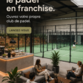 Photo d'un club de padel avec des joueurs en action