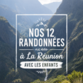 Famille en randonnée à La Réunion, découvrant des paysages verdoyants.