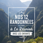 Famille en randonnée à La Réunion, découvrant des paysages verdoyants.