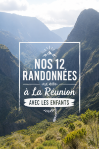 Famille en randonnée à La Réunion, découvrant des paysages verdoyants.