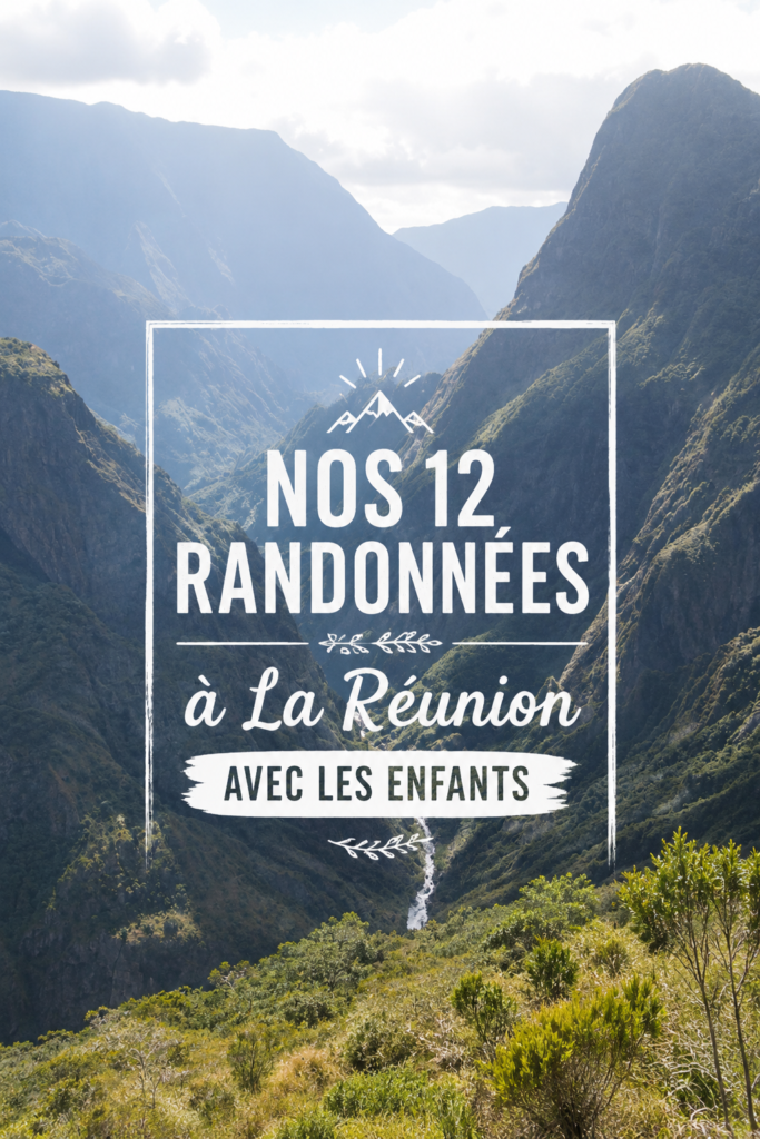 Famille en randonnée à La Réunion, découvrant des paysages verdoyants.