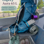 Sac Osprey Aura 65 L en randonnée, mettant en avant ses caractéristiques pratiques.