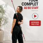 Femme pratiquant le spin d'un Bo Staff en plein air
