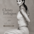 Christy Turlington en position de yoga dans un environnement paisible