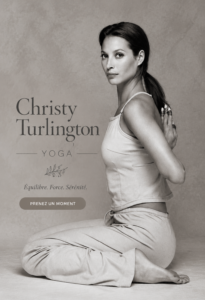 Christy Turlington en position de yoga dans un environnement paisible