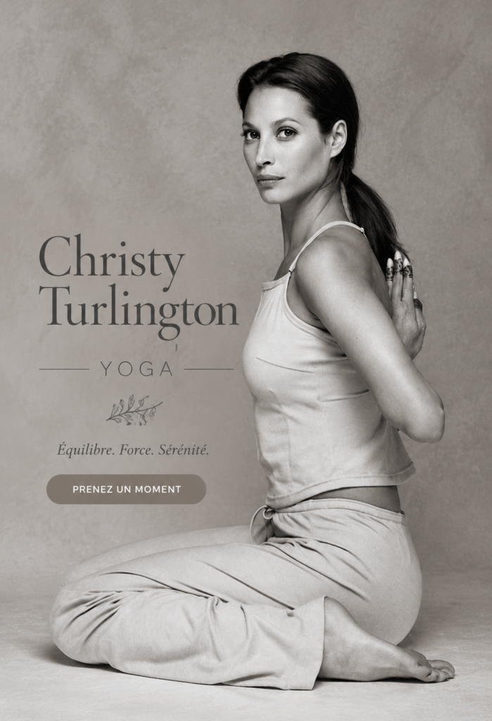 Christy Turlington en position de yoga dans un environnement paisible