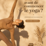 Femme pratiquant le yoga dans un espace lumineux, vêtue d'une tenue confortable.