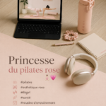 Femme pratiquant le Pilates, vêtue de rose, sur un tapis dans un cadre lumineux.