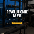 Femme souriante contemplant l'horizon, évoquant le renouveau et la réinvention personnelle