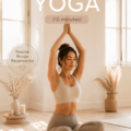 Femme pratiquant une routine de yoga relaxante de 10 minutes dans un espace apaisant.