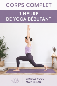 Femme pratiquant le yoga à la maison sur un tapis