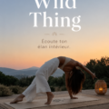 Une femme pratiquant la posture Wild Thing pendant une séance de yoga en plein air