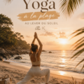 Une femme pratiquant le yoga au lever du soleil sur la plage, face à la mer.