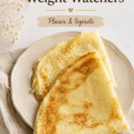 Une assiette de crêpes légères garnies de fruits frais et de sirop d'érable