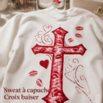 Sweatshirt croisé pour femmes sur un fond neutre, mettant en avant sa coupe élégante et son confort.