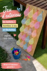 Enfants jouant avec des ballons à eau dans le jardin.