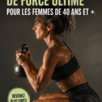 Femmes de 40 ans et plus s'entraînant ensemble avec des poids dans une salle de sport.