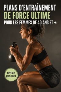 Femmes de 40 ans et plus s'entraînant ensemble avec des poids dans une salle de sport.