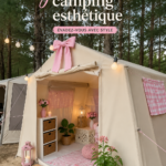 Un salon décoré avec des éléments glam pink, incluant des coussins et des rideaux colorés.