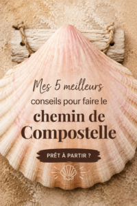 Randonnée sur le chemin de Compostelle avec des paysages verdoyants.