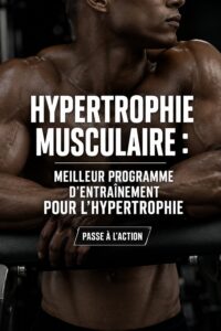 Femme s'entraînant avec des poids pour développer ses muscles par l'hypertrophie.