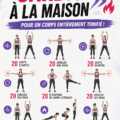 Femme s'entraînant à la maison avec des mouvements de cardio
