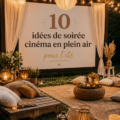 Un jardin décoré pour une soirée cinéma avec un écran de projection et des coussins.