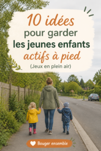 Des enfants jouant ensemble à l'extérieur lors d'une chasse au trésor.