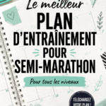 Femme courant sur une piste, couleur de l'automne avec des feuilles