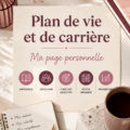 Une femme réfléchissant à son plan de vie et de carrière avec un carnet et un stylo.