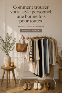 Femme souriante, habillée de façon colorée et élégante, exprimant son style personnel.