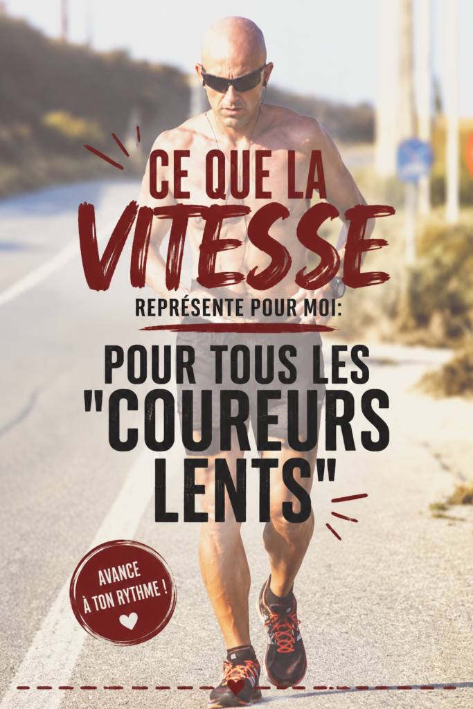 Une coureuse souriante sur un sentier vert avec une allure lente