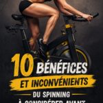 Image d'un cours de spinning avec des femmes en pleine séance de vélo stationnaire.