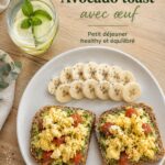 Avocado toast avec œuf sur une assiette colorée, prêt à être dégusté