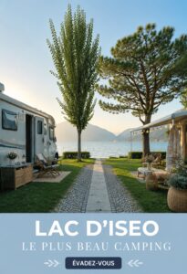 Vue panoramique d'un camping au bord du lac Iseo entouré de nature.