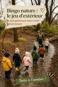 Une famille jouant ensemble au bingo de la nature dans un parc, sourires aux lèvres.