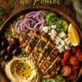 Bowl de poulet méditerranéen coloré avec des légumes frais et une sauce