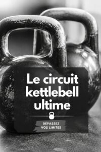 Femme utilisant une kettlebell dans un appartement pour un circuit d'entraînement efficace.