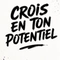 Femme sportive souriante sur un chemin d'entraînement, illustrant l'idée de croire en son potentiel.