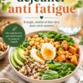 Déjeuner sain avec smoothie vert et tartines complet.