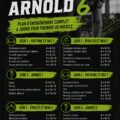 Image d'un entraîneur montrant des exercices de musculation inspirés d'Arnold Schwarzenegger.
