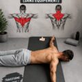 Femme réalisant des exercices pour le dos à la maison sans équipement