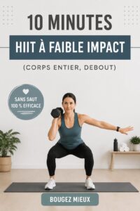 Femme faisant un entraînement HIIT doux debout dans un salon lumineux.