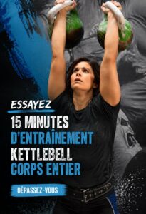 Femme s'entraînant avec une kettlebell pour un workout de 15 minutes