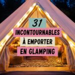 Groupe de femmes en glamping, confortablement installées autour d'un feu de camp.