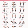 Femme heureuse effectuant des exercices pour les bras à la maison.